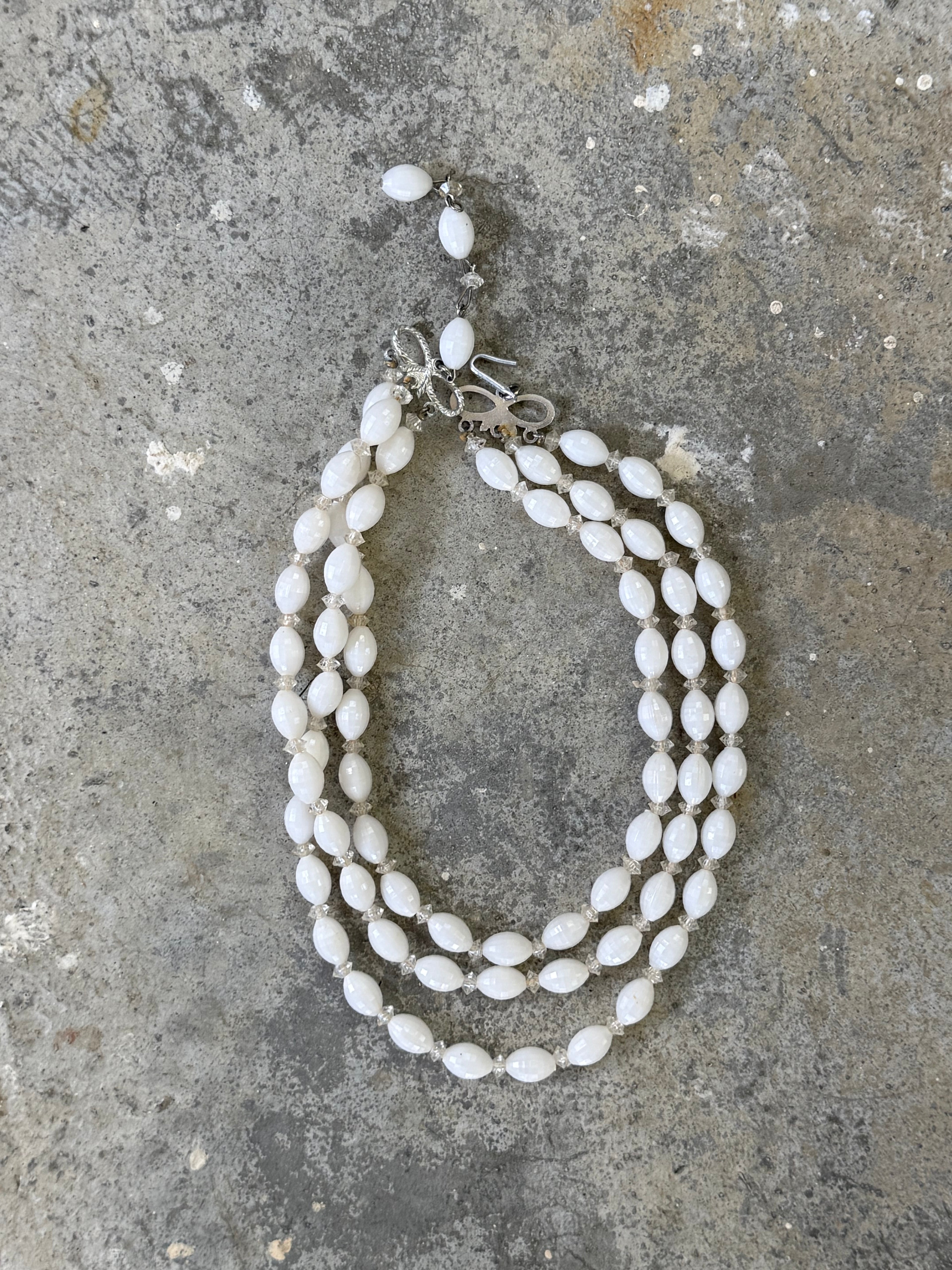 Pearl look choker necklace