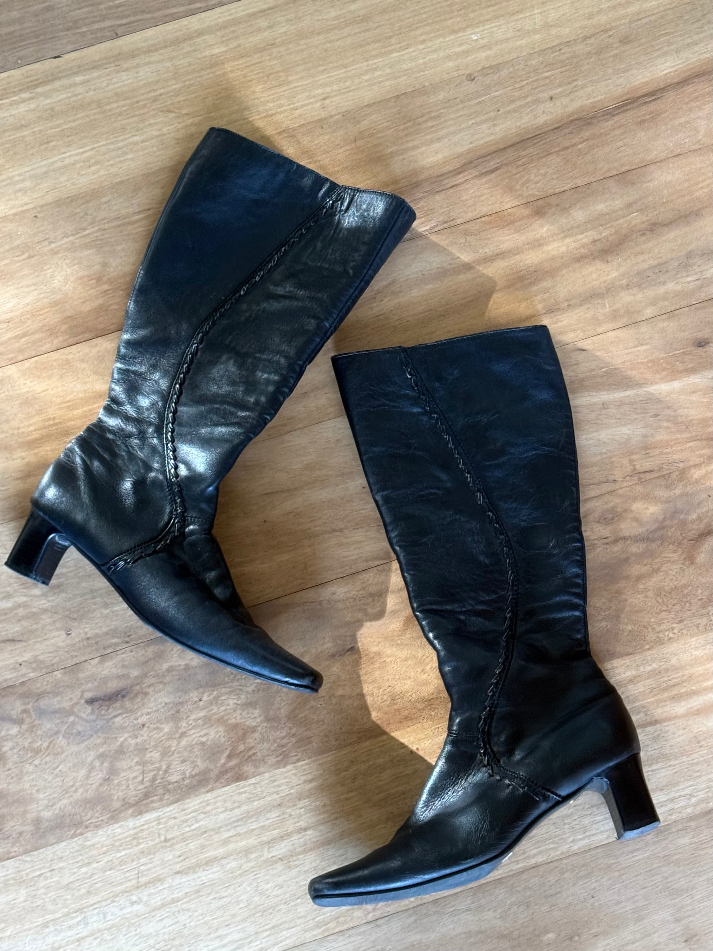 Leather boots, size 8
