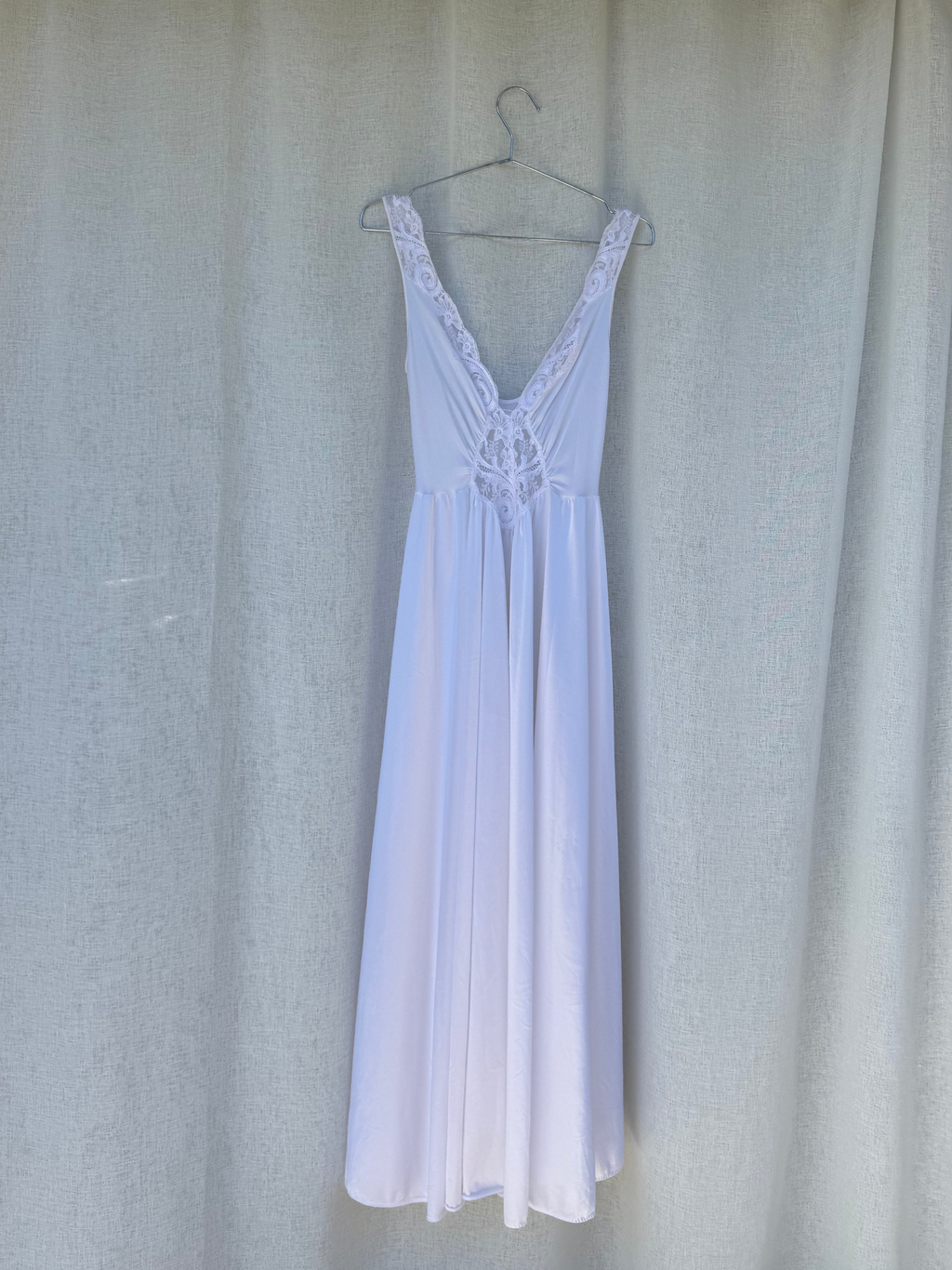 Vintage 1980s nightgown with lace bodice, pearl colour